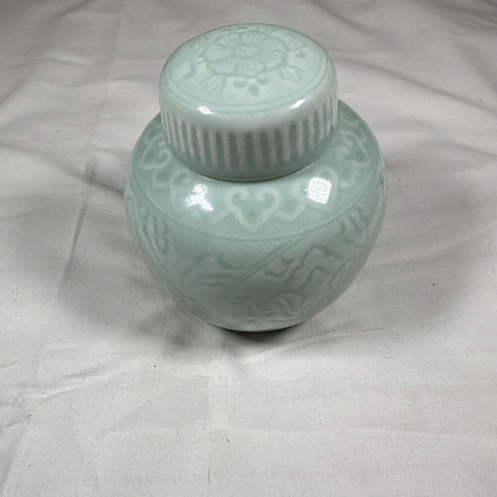 Vintage Chinese Celadon Green Porcelain Ginger Jar Lotus Motifs With Lid